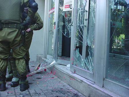 banco santander atacado con molotovs y piedras