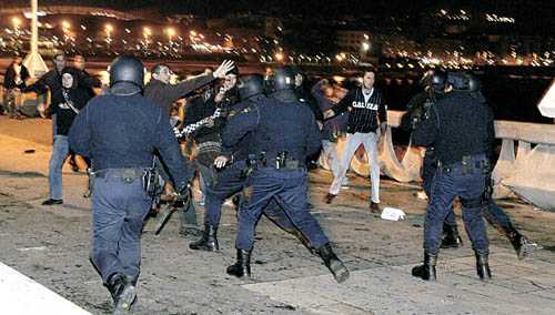 Imagem parcial dum momento da carga policial contra a manifestacom