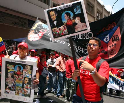 Manifestantes por una televisión popular