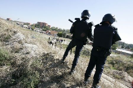Antisdisturbios vigilan la zona mientras se produce el desalojo