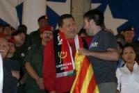 chavez saluda un membre de la Brigada Catalana Ali Primera