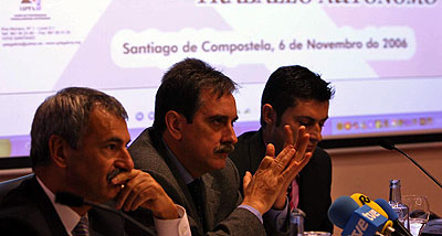 O delegado do governo espanhol na C.A.G., Manuel Ameixeiras Vales, em primeiro plano