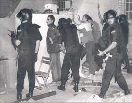 La policia entrando en la UPO. 8/8/02