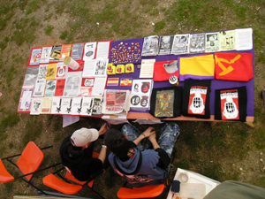 la mesa de propaganda que los CJC pusimos en la carpa