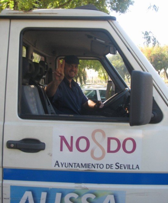 Victoria, trabajador entrando en su puesto de trabajo el día de la desconvocatoria de la huelga