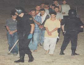 Desalojo de los inmigrantes de la UPO. 8/8/02