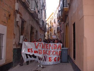 La manifestación al paso por el barrio de Santa María