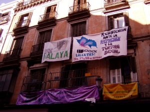 Fachada y pancartas