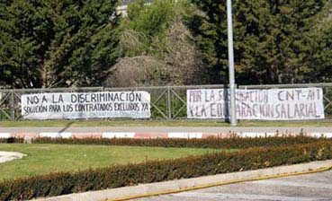 Pancartas reivindicativas colocadas en la entrada RTVE