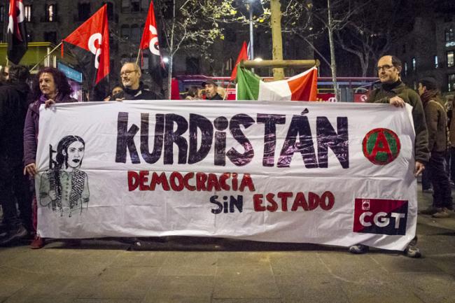 El sindicato CGT, junto con Azadi, convocaron la protesta de ayer ante el consulado turco en Barcelona