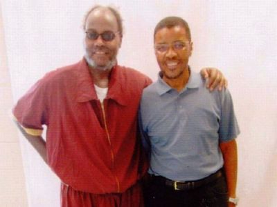 Mumia con su hermano Keith Cook